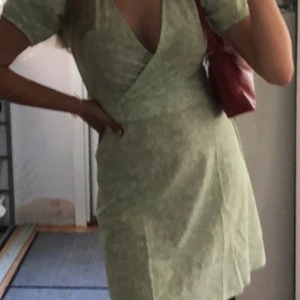 En söt klänning   - Säljer denna underbara klänningen som kommer ifrån Gina🤎