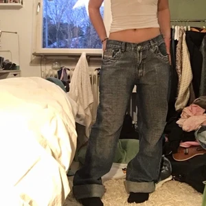 Jeans - Coola baggy jeans, skriv om du har några frågor eller vill ha fler bilder💕 Är förstora för mig som brukar ha M men funkar jätte bra med skärp.