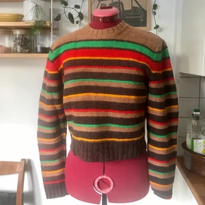 Hemstickad tröja, ull, XS/S - Hemstickad tröja i ull. Till synes aldrig använd, ingenting att anmärka på vad gäller skick. 