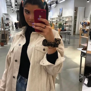 manchester jacka - Säljer en beige manchester jacka från zara! passar S/M💕