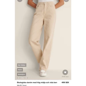Beige Jeans - Beige jeans från NAKD, använda en gång så dem är i bra skick