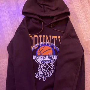 Baskethoodie - Säljer nu denna bruna baskethoodie från Shein, den är i storlek L 💗 den är köpt för 139kr men säljer nu för 50kr