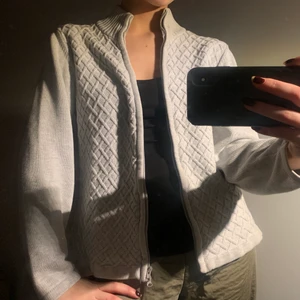 Grå kofta - Grå kofta, storlek finns inte men passar bra på mig som vanligtvis har S. 