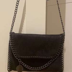 Väska  - En fin väska, helt ny skick! Kommer inte till användning så säljer pga det. Om fler är intresserade blir det budgivning❤️ Köp direkt för 366kr inkl frakt!