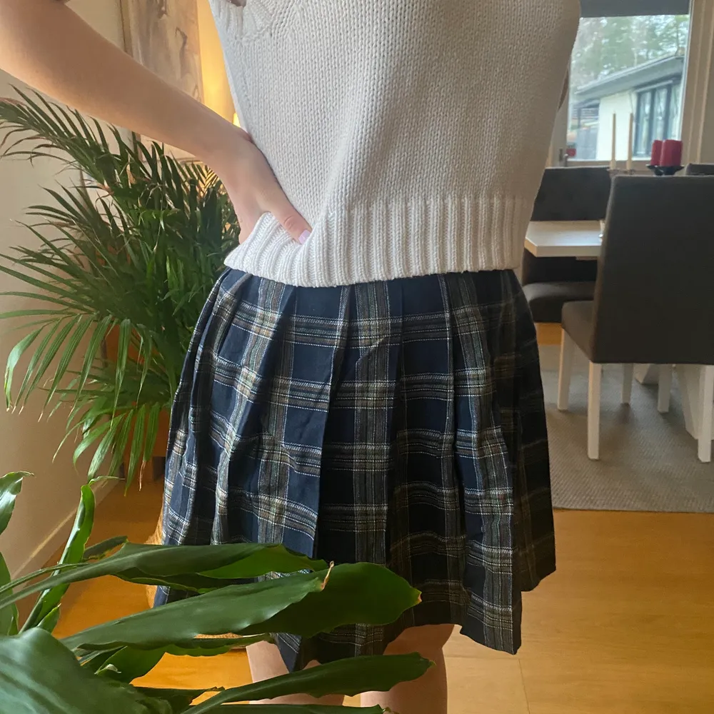 Säljer denna fina rutiga kjol. Säljer då den är lite stor och inte kommer till användning💙 Priset + frakt! . Kjolar.