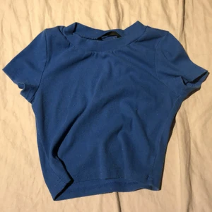 Shein, storlek 36 - Blå tajt t-short från shein, super fin. Använder dock aldrig 