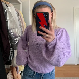 Stickad tröja  - Lila stickad tröja tröja från AFJXNAKD i storlek M, använd fåtal gånger! Köpt för ca 300-400kr 