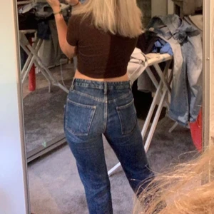 Zara mid rise - Lägger upp igen! Mörkblå färg (inte samma som tredje bilden),  passar mer en 34/36 då de är små i storleken. Byter gärna mot ett par i 42! 
