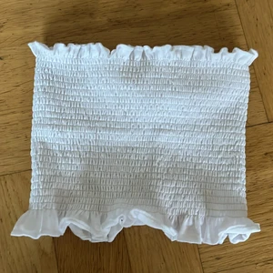 Vit magtröja  - En vit magtröja som är räfflad, aldrig använd, stretchig, passar många