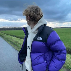 NORTH FACE JACKA - Säljer denna trendiga north face pufferjacka. Använd fåtal gånger och jätteskön! Storlek L men kan även passa M. Hör av er för fler bilder👍🏻