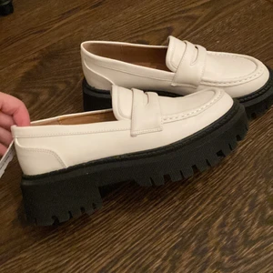 Loafers - Ett par asfeta loafers från NAKD som jag köpte på arkivet men som tyvärr var för små. Oanvända, helt nyskick! 