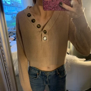 Smuts rosa stickad tröja, storlek S - Säljer denna jätte sköna stickade tröja, köpte den på h&m för 250kr, säljer den eftersom jag inte använder den, och använder den Max 2 ggr, så därför är den i nyskick🤍 