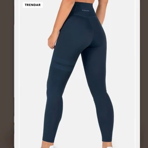Stronger tights - Säljer även dessa snygga marinblå träningstightsen från stronger då de är lite för stora så de har inte kommit så väl till användning tyvärr, de är i ett jättefint skick och bra kvalite, även squatproof🙏🏼 nypris 700kr🤍