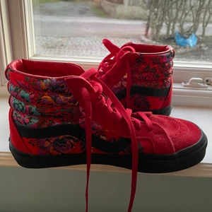 vans red festival satin 37 - jätte coola röda vans ”festival satin” med mönster inspirerat av kinesiska blom målningar st 37. säljer pga kommer aldrig till användning, använd endast 1 gång. org pris runt 900, kan ej hitta på vans hemsidan (köpt ca 2 år sen)