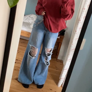 ripped flowy jeans - mina favorit ripped jeans som ej passar mig längre ska beställa nya i min storlek så säljer dessa, loose/flare fit o jätte sköna fint skick