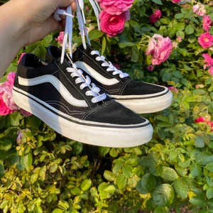 Vans - Ett par vans skor som är i fint skick förutom att ”märket” har suddats ut en aning. Köpta för nått år sen men har dock inte blivit så pass använda. De är i storlek 37,5. Köparen står för frakt 🚚💕