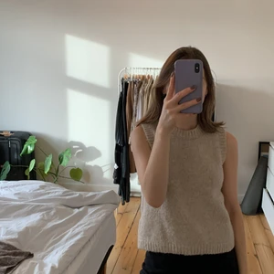 Strikket vest, Neo Noir - Vesten er brugt få gange, har en rigtig flot sand/beige farve og varmer. Det er en blanding af 40% uld, 8% alpaca.