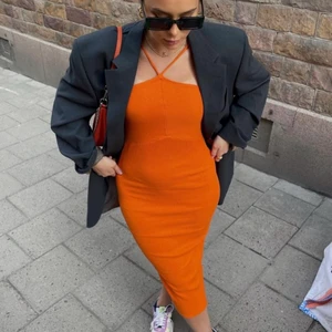 Klänning från zara - Orange ribbad klänning från zara i stl s🥰 aldrig använd 