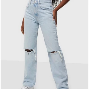 Högmidjade jeans med hål - Storlek 36