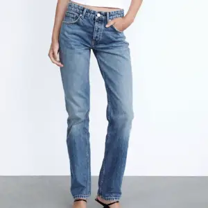 Säljer dessa sjukt snygga mid rise jeans från Zara! Helt oanvända med lappen kvar! Slutsålda på hemsidan.