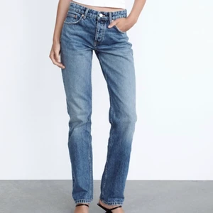 Zara Jeans - Säljer dessa sjukt snygga mid rise jeans från Zara! Helt oanvända med lappen kvar! Slutsålda på hemsidan.