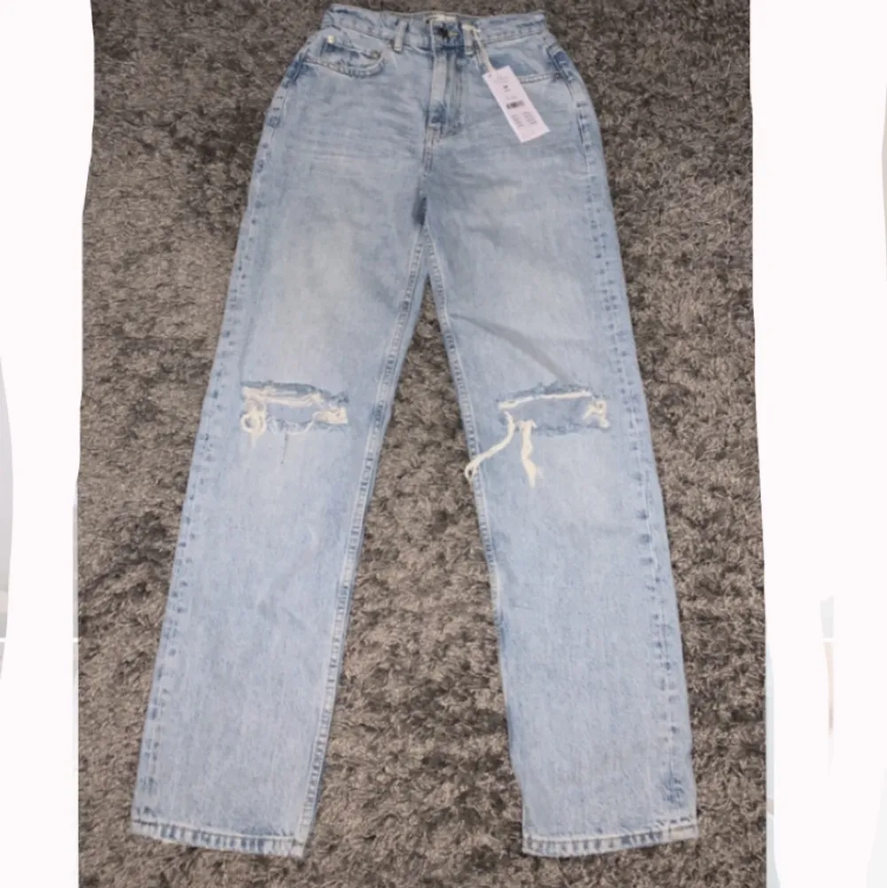 Säljer ett par jeans då dom är förstora för mig. Helt oanvända då lapparna sitter kvar. . Jeans & Byxor.