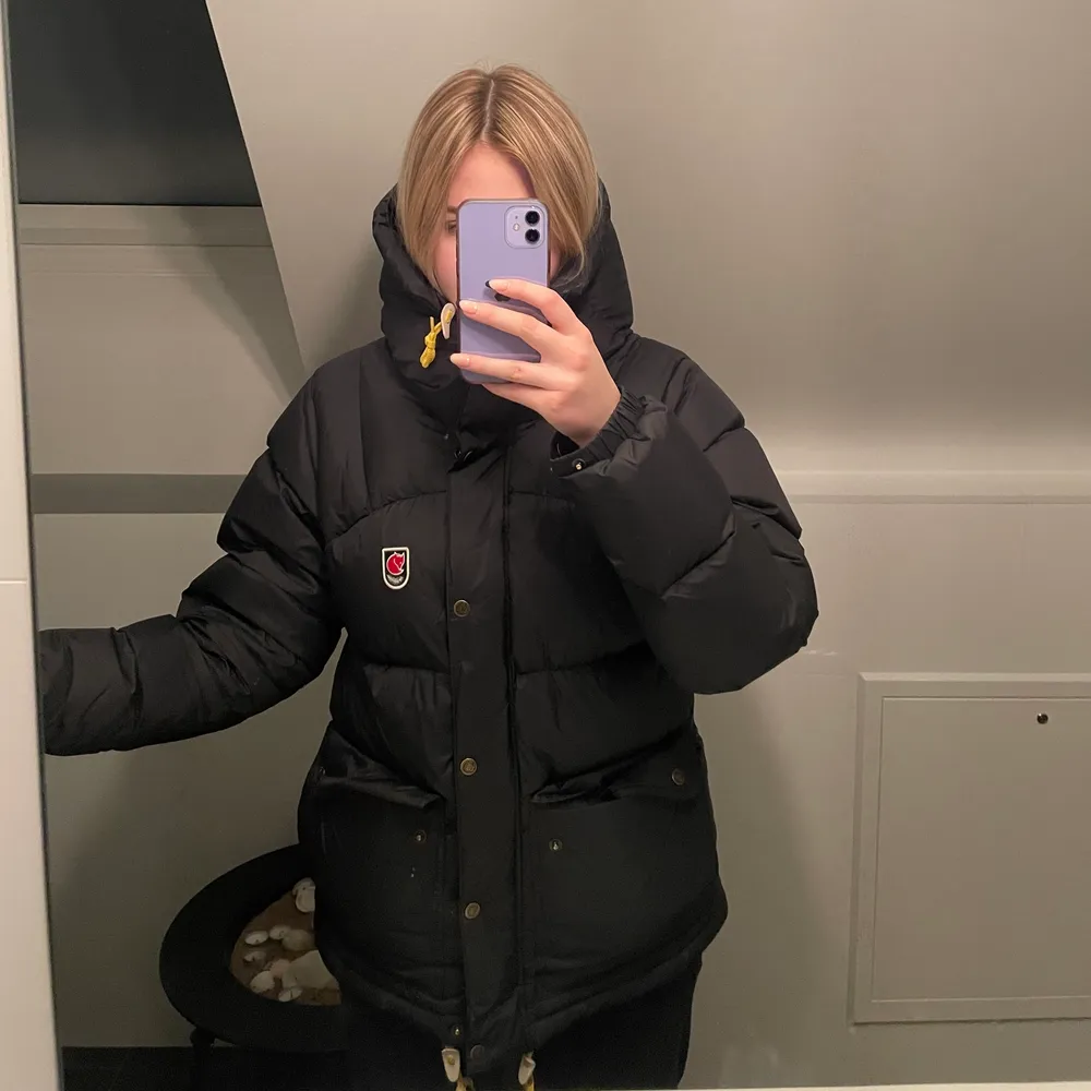 Fjällräven expedition jacka svart. Storlek M dam, passar mig som är 168/170 ish. Fint skick, Inga skador eller synliga fläckar. Kvitto finns. Köp direkt för 3800kr. Vid flera intresserade säljer jag till den med bäst bud. 💓 ✨Köpare står för frakt✨. Jackor.