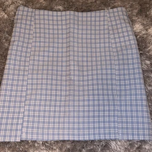 Superfin sommar kjol från Shein!  - Superfin sommar kjol från Shein! Storlek XS💓dragkedja där bak och 2 slitsar där fram. Fint rutigt mönster med jättefin ljusblå färg. Använt max 6 gånger och den är i ett superbra skick. 