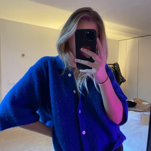 Stickad tröja från & other stories - Jätte fin stickad tröja från & other stories i storlek L men det är ganska liten i storleken. Köparen står för frakt!