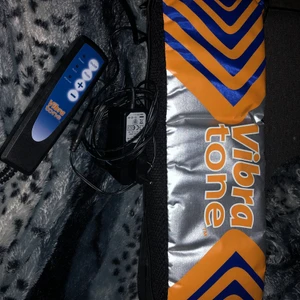 Vibrerande massagebälte för dina muskler - Innehåll: 1 bälte och kontrollblock, 1 adapter, 1 väska, 1 instruktionshäfte och 1 diethäfte. Den har använts Max 3 gånger!