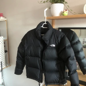 The north face jacka - Trendig dunjacka från the north face som är i oerhört bra skick! Använd ett par gånger men kommer tyvärr inte till användning lika mycket längre. Absolut en av mina favoriter!!🤍🤍