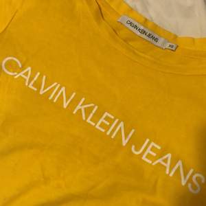 Säljer gul t-shirt från Calvin Klein. I bra skick och använd fåtal gånger. Skulle säga att stoleken är XS/S.