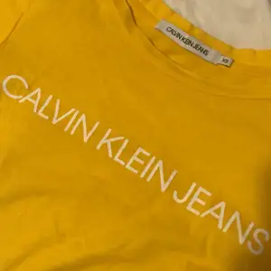 Säljer gul t-shirt från Calvin Klein. I bra skick och använd fåtal gånger. Skulle säga att stoleken är XS/S.
