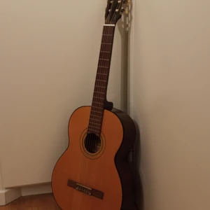 Akustisk gitarr från Ariana <3 - Det här är en fullstor gitarr med nylon strängar ifrån Ariana! Den har en fantastisk stämma, men tyvärr har halsen böjs lite så det är svårare att spela på de ljusaste banden. Det är bara att höra av dig om du är intresserad eller vill ha mer bilder ❤️