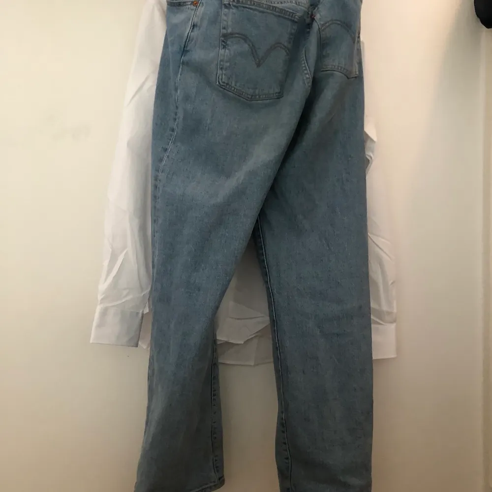 Jag säljer mina Levis jeans i modellen 501 storlek 31. Jag säljer dom eftersom dom ej används längre. Byxorna är sköna och i bra skick! . Jeans & Byxor.