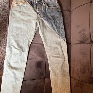 VETEMENTS X LEVI’S JEANS - VETEMENTS X Levis jeans som ej finns att få tag på längre. Nypris 7000kr. Använda 1 gång