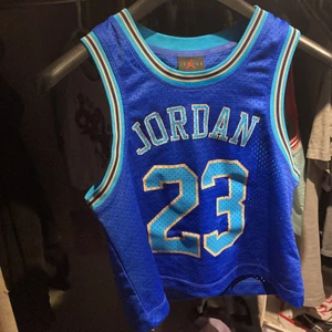 Jordan t-skjorte  - Jordan t-skjorte børke blå med lyse blå å hvit skrift 