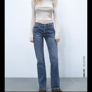Zara straight jeans mid rise blåa  - Säljer de populära och slutsålda blåa mid rise straight jeans från Zara i storlek 36. Endast testade, prislapp sitter kvar! Köpta för 359kr säljer för 280 + frakt. Budgivningen slutar ikväll!!