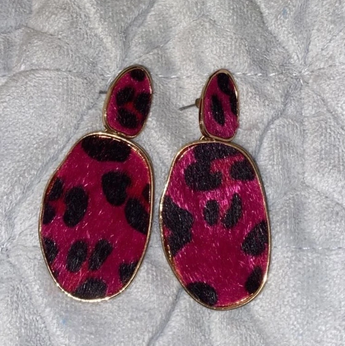 rosa leopard örhängen 💗