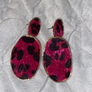 rosa leopard örhängen 💗 - supersnygga örhängen i leopard mönster som tyvärr aldrig har kommit till användning (skriv för fler bilder💕)