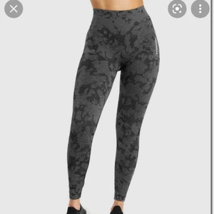 Gymshark set camo - Säljer mitt fina och väldigt sparsamma set från Gymshark - Adapt (Camo). Säljer då jag använder andra byxor och då toppen är aningen liten för mig. Jag bjuder på frakt - hör av dig för fler frågor💕💕💕🙏🏼 (säljer till bra pris då jag tänkte köpa nya träningskläder asap)