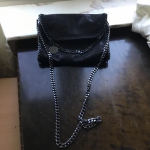Stella McCartney väska - Säljer min söt glitter liknande till Stella McCartney väska som är i mycket mycket bra skick och passar till allt.väskan är användade några dagar och säljer den eftersom jag har en annan och väskan har ingen defekter eller fel på.