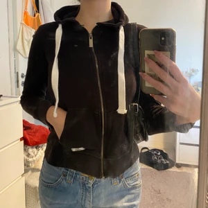 Munkjacka/Ziphoodie - Svart vintage ziphoodie i storlek XS. Bekvämt material. Säljer för 80kr+ frakt 🚚 