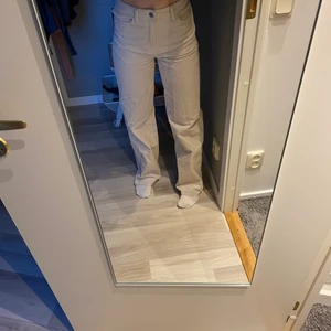 Beiga byxor - Beiga manchester byxor. Raka långa byxor med fin passform. Använda endast en gång o i bra skick!! 200kr plus frakt❤️storlek 34 och super sköna🥰