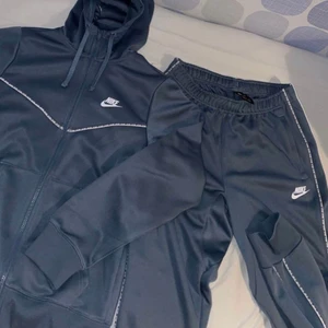 Nike tracksuit - Använt fåtal gånger, nytt skick ”Stålblå” färg  Tröja storlek XS Byxor storlek M  Båda passar perfekt ihop om du vanligtvis har storlek S-M