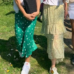 Kjol - Säljer den här gröna långkjolen med vita prickar på från &otherstories. Knappt använd där av bra kvalite. Sjukt snygg!