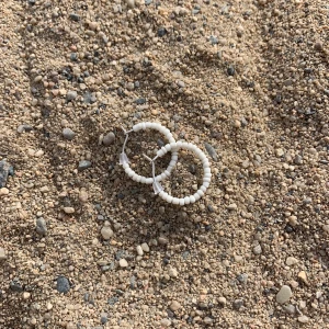 Vita handmade hoops 🤍 - Jättefint handmade hoops🤍🤍 . 60kr st, skriv i meddelande vilken storlek ni önskar. Finns även att få i andra färger 🥰 kolla även in hannashoops.com för mer produkter storlekar osv