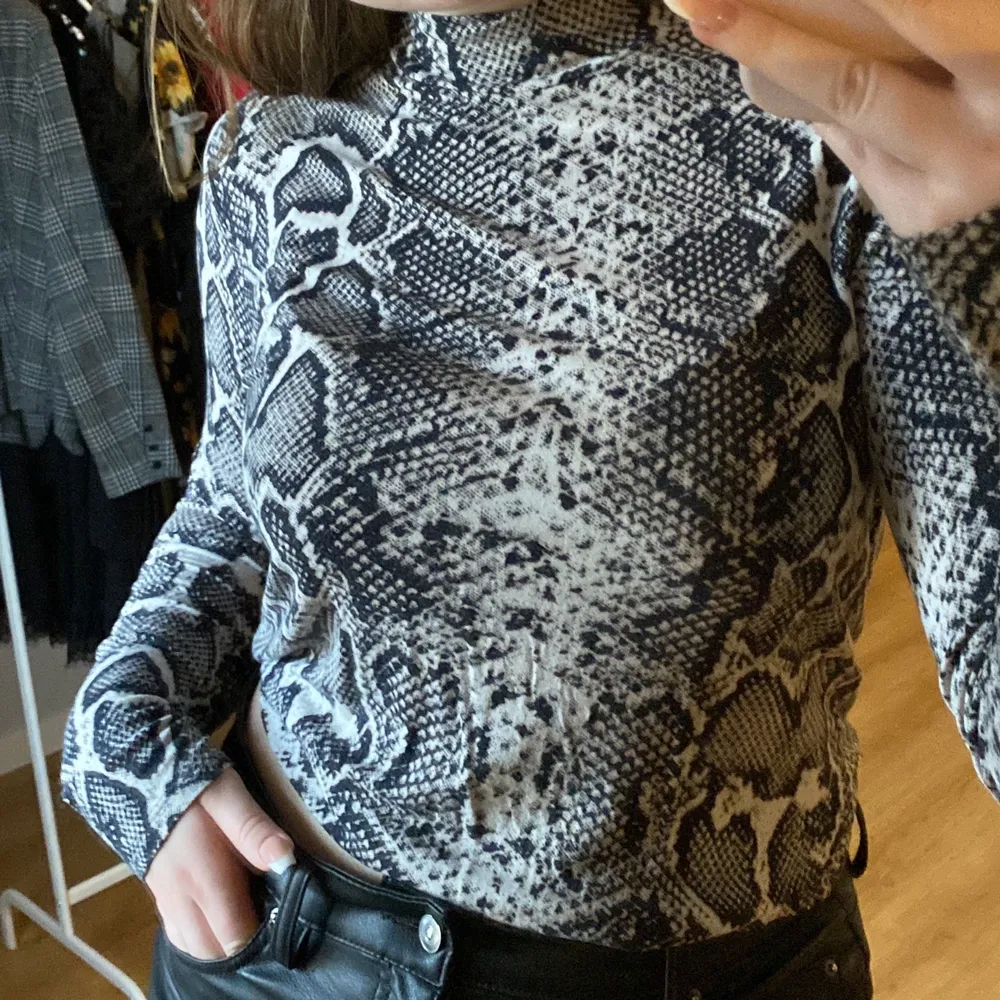 Stretchig Orm tröja med polo från Gina💚🐍i stl XL så den sitter lite löst på mig som brukar ha M, men förr när jag använde den så älskade jag den. Tröjor & Koftor.