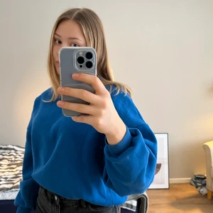 Blå sweatshirt Nelly - Denna blå, trendiga tröja är köpt på Nelly och är sparsamt använd, skick 5/5. Säljs pga inte riktigt min stil, men en jättefin tröja! Köpare står för frakt och privat vid eventuella frågor😊