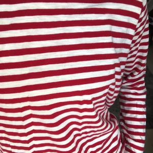 Randig långärmad t shirt - Trendig randig långärmad tröja i T-shirt material. Använt varsamt så har inga tydliga defekter. Sälja eftersom den är lite kort i armarna på mig (är 170 cm och har oftast storlek 38)❤️ Kan mötas vid tekniska högskolan, annars står köparn för frakt🥰